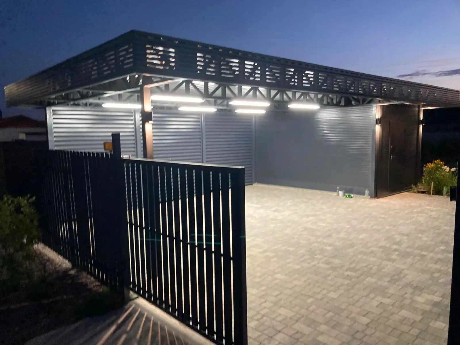 Навес из металла с просвечиваемой крышей