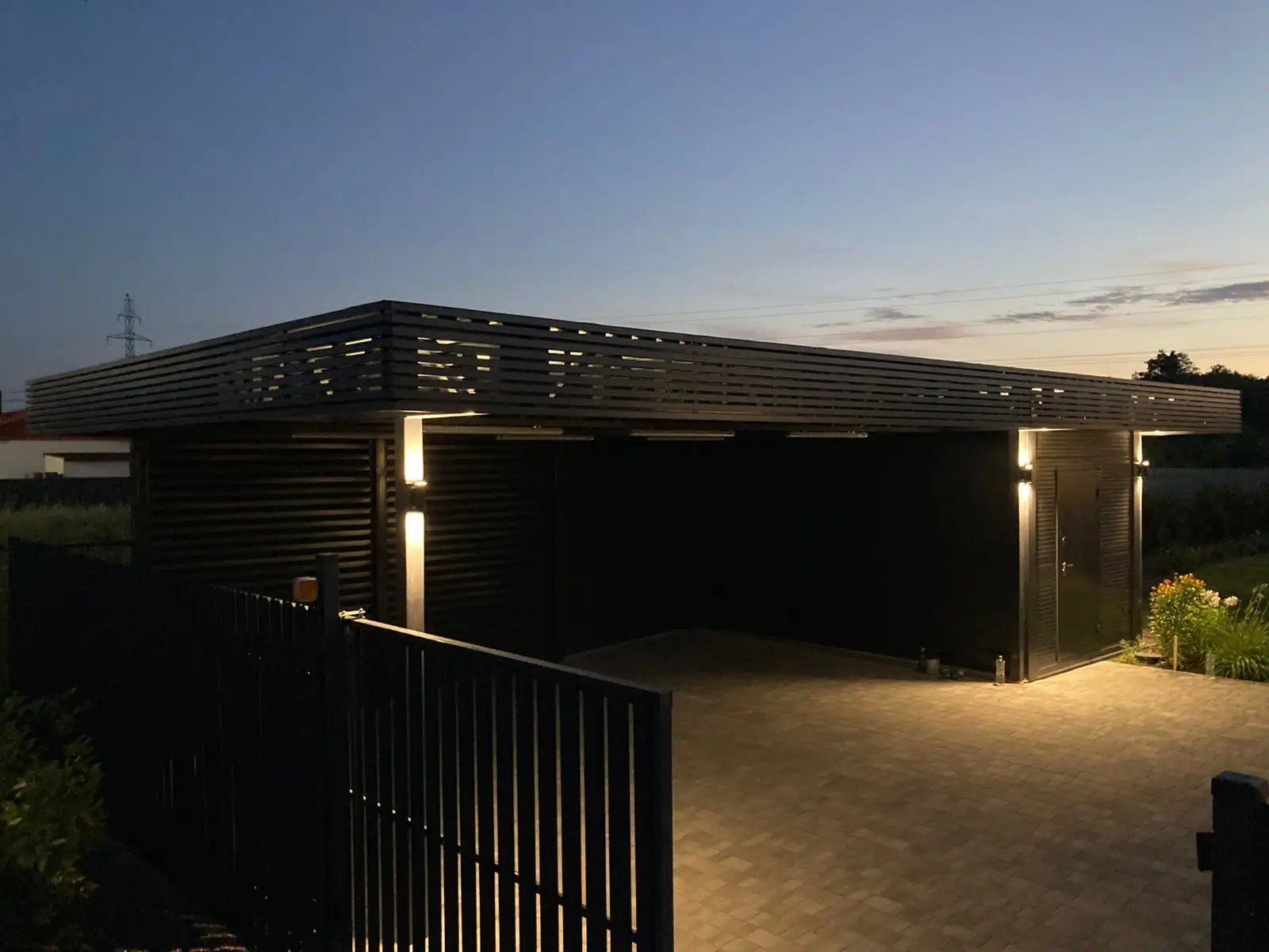 Навес из металла с просвечиваемой крышей - вид 2