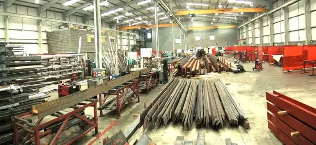 Команда мастеров изготавливает мангал с точностью и заботой