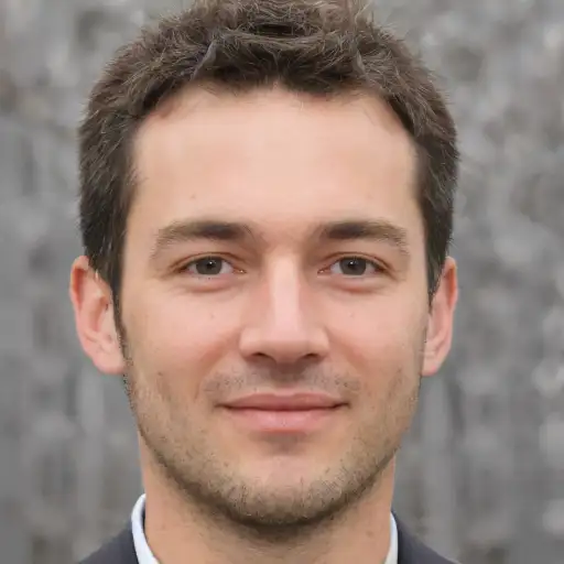 Алексей Петров, владелец частного дома в Ленинградской области, улыбается рядом с установленным навесом