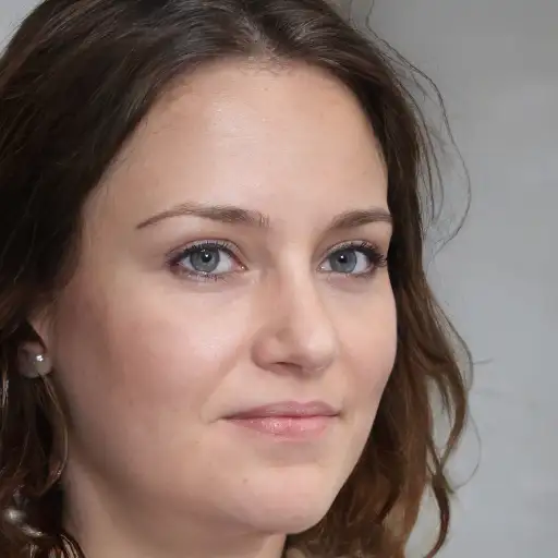 Анна Петрова, владелица частного дома, стоит рядом с новым навесом для авто от metal-structure.ru