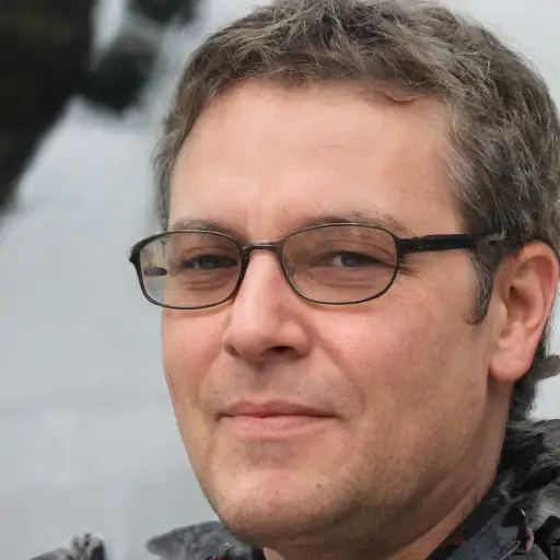 Дмитрий Кузнецов, управляющий складом на территории Санкт-Петербурга, стоит у въезда с откатными воротами