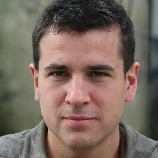 Дмитрий Козлов, управляющий коттеджным посёлком «Лесная дача», стоит у въезда с новыми откатными воротами