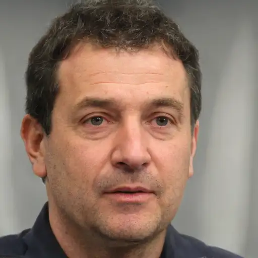 Валерий, основатель metal-structure.ru, осматривает готовый навес хайтек на объекте