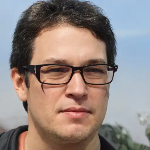 Алексей Петров, владелец частного дома в Ленинградской области, улыбается рядом с установленным навесом для авто